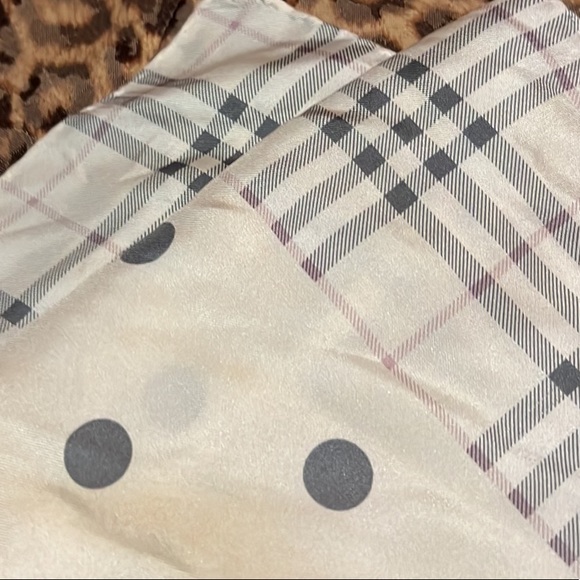 BURBERRY Scarf - Authentic - Picture 9 of 9